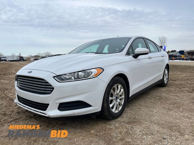 Lot 30-3075 - 2015 Ford Fusion with a 2.5L L4 DOHC 16V engine with 75,279 miles S Sedan FWD