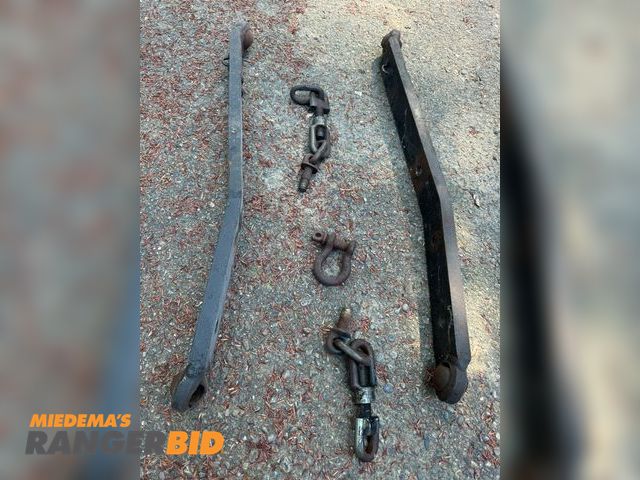 Lot 30-699 - John Deere 750 anti-sway stabilizer bars