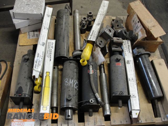 Lot 30-4400 - 1 New Pallet of miscellaneous items including new Root F-44 underbody lift cylinders, new Monroe MS-...