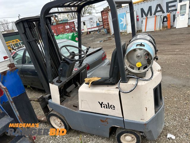 Lot 30-10076 - YALE GLC030CBJUAE077 YALE FORKLIFT SOLID TIRES. RUNS GOOD LOW HOURS (2,086) 3000 LB LIFT