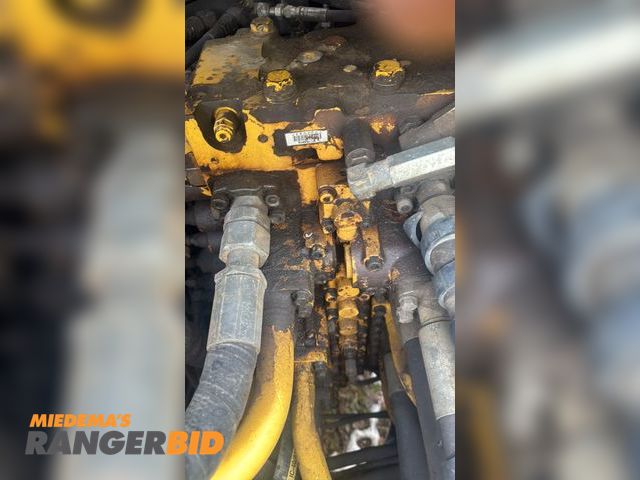 Lot 30-10928 - 2008 Komatsu  LC400-8 Excavator With thumb  Excellent condition running machine, I have cleared abou...