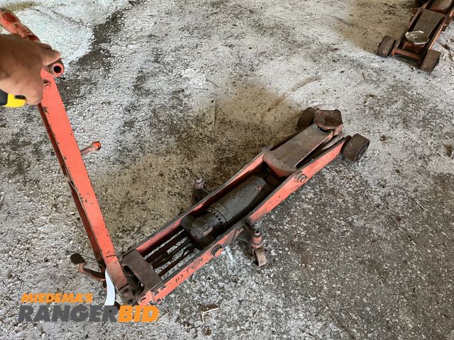 Lot 30-2340 - 10 ton floor jack