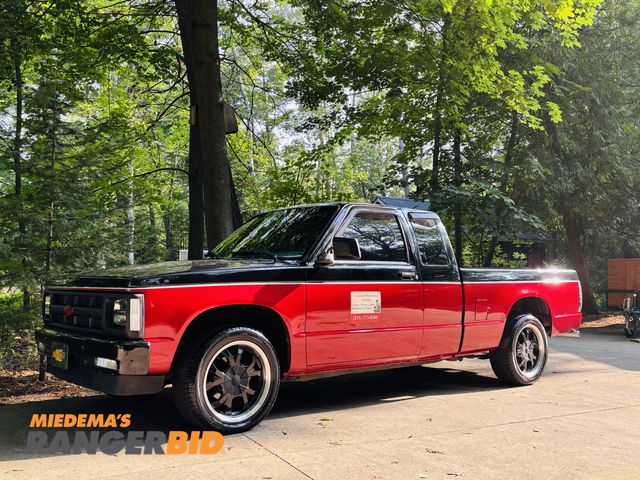 Lot 30-10584 - 1993 Chevrolet S10 Tahoe XL Extended Cab Short Box Pickup Truck RWD A very clean, classic Southern t...