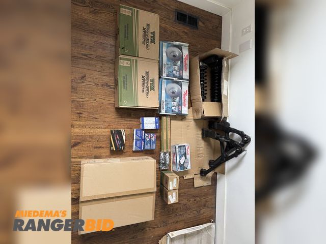 Lot 30-10865 - Chevrolet 1999-2006 Sierra, Avalanche, 1500 Suspension Parts