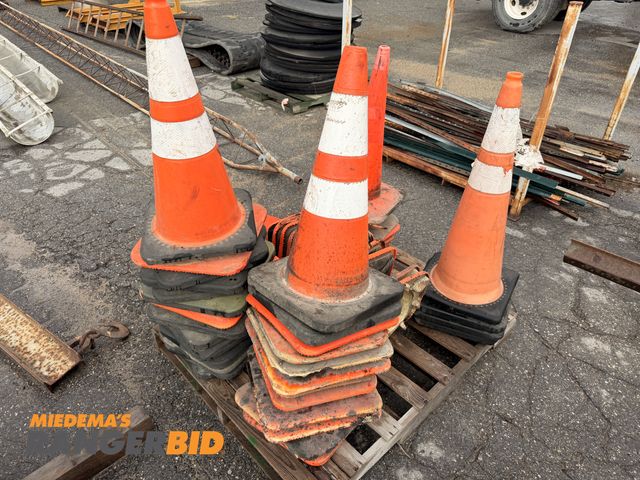 Lot 30-3280 - 2 pallets of traffic cones