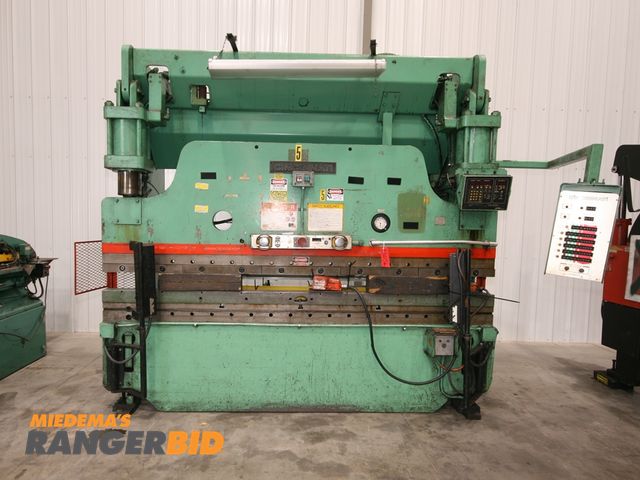 Lot 30-13056 - Cincinnati 10’ x 135 Ton CNC Formaster Press Brake, Model 135 FM x 8
