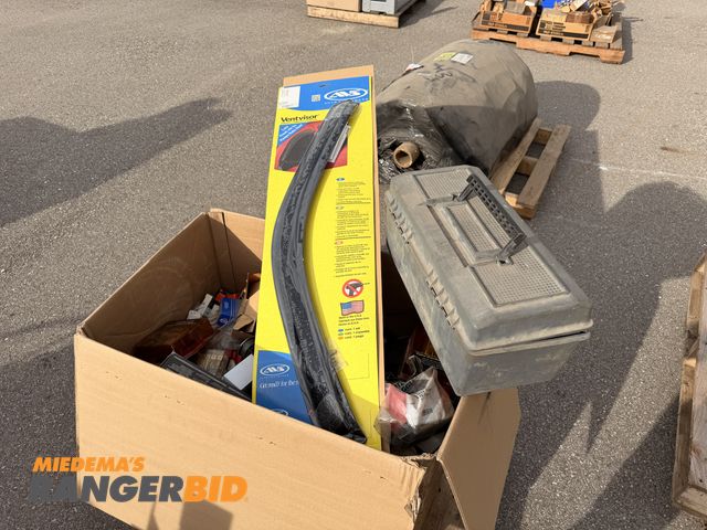 Lot 30-3998 - Pallet of miscellaneous truck parts and more