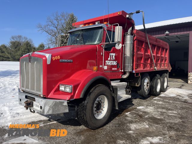 Lot 30-4637 - 2006 Kenworth T802 Tri-Axle Dump Truck