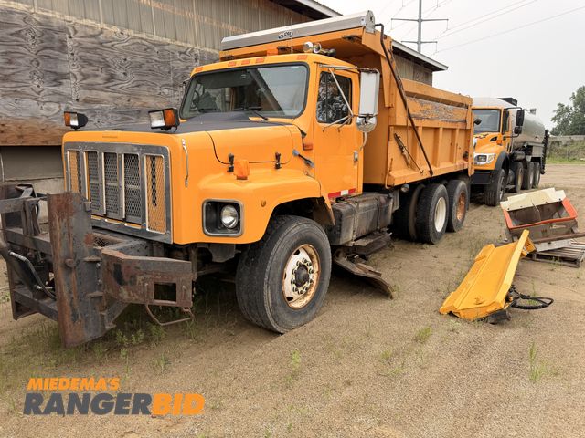 Lot 30-3414 - 1999 International 2674 6X4 Dump Truck