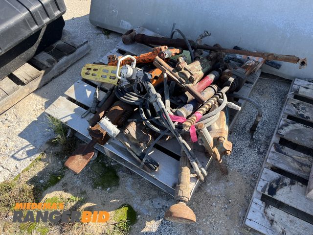 Lot 30-1844 - Pallet of Hydraulic Tools, Drill, Jack Hammers, Drill