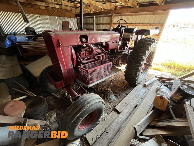 Lot 30-2040 - International Harvester F806 Tractor