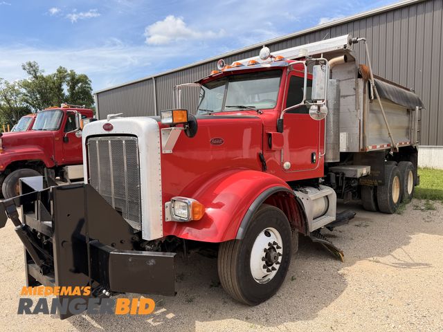 Lot 30-3742 - 2016 Peterbilt 367 6x4 Dump Truck