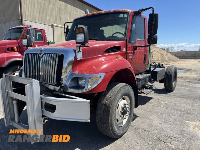 Lot 30-4751 - 2005 International 7400 SFA 4X2 with a 7.6L L6 DIESEL engine. Cab and Chassis