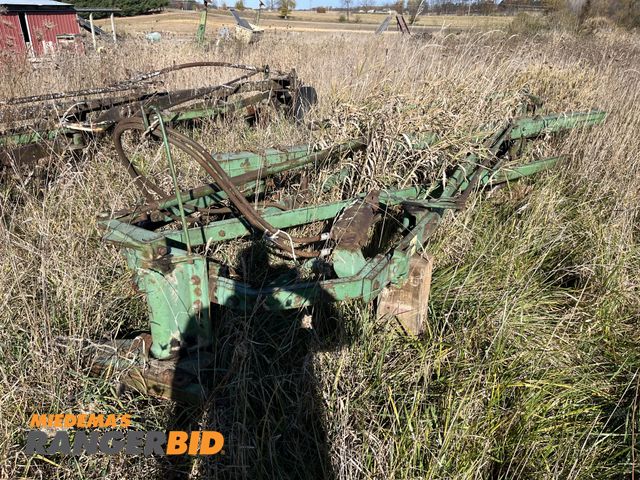 Lot 30-2020 - John Deere 4 row plow