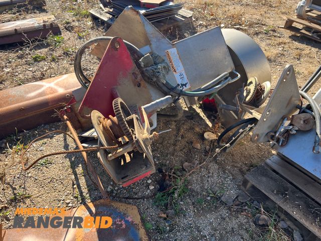 Lot 30-10041 - (1) Stainless Steel Salt Spreader seller will load