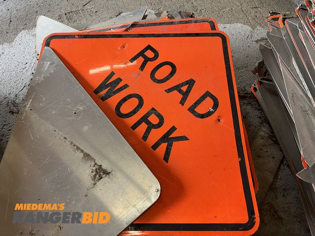 Lot 30-2351 - (5) Pallets Assorted 4'X4' Aluminum Construction Signs