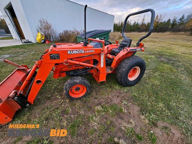 Lot 30-10032 - Kubota L3000 DT Tractor Runs and operates, some hydraulic hoses/fittings will need to be replaced.