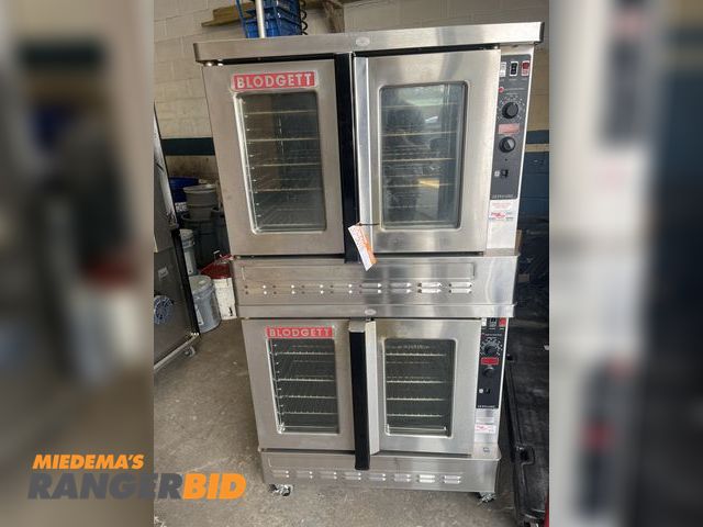 Lot 30-5076 - Commercial Stove Blodgett double stackable oven on casters. Operates on 120v and natural gas. Update...