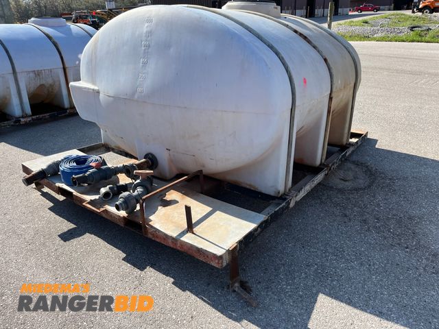 Lot 30-658 - 1,000 gallon tank on box mounted frame.
