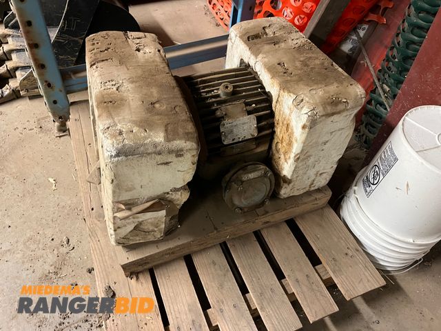 Lot 30-3067 - GE 5hp Electric Motor 512150U301CR XS This has been sitting for years. Unsure if it works or not.