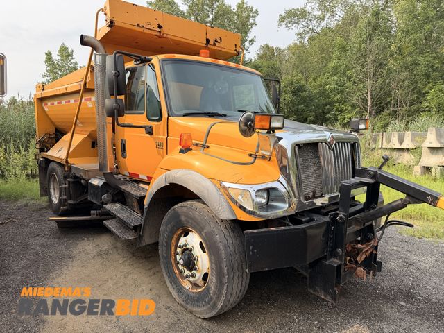 Lot 30-3510 - 2006 International 7400 4X2 Dump Truck