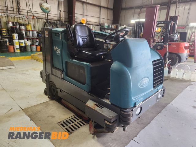 Lot 30-1628 - 2006 Tennant M20 Floor Scrubber