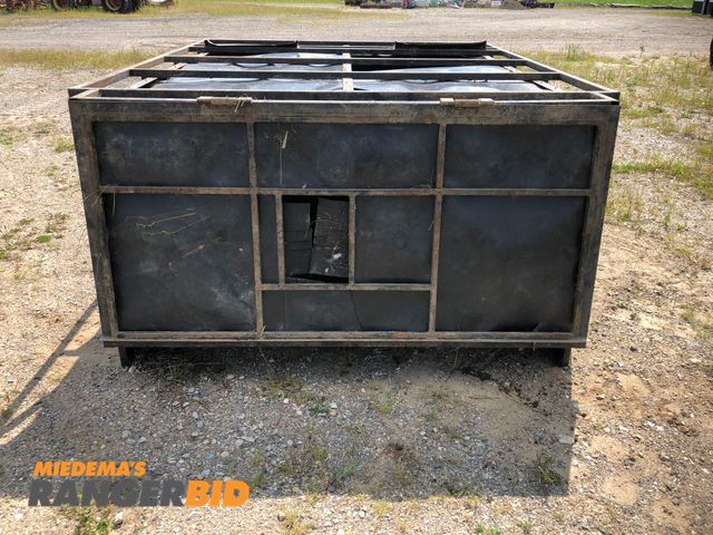 Lot 30-24-E - Chipper / leaf box Chipper / leaf box
