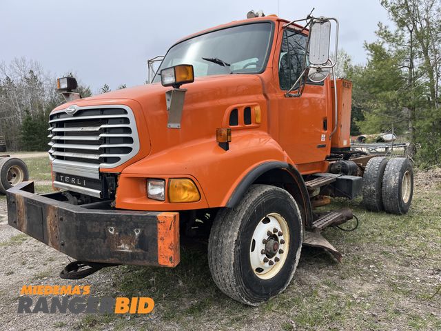 Lot 30-4764 - 2002 Sterling L9500 4x2 Cab and Chassis