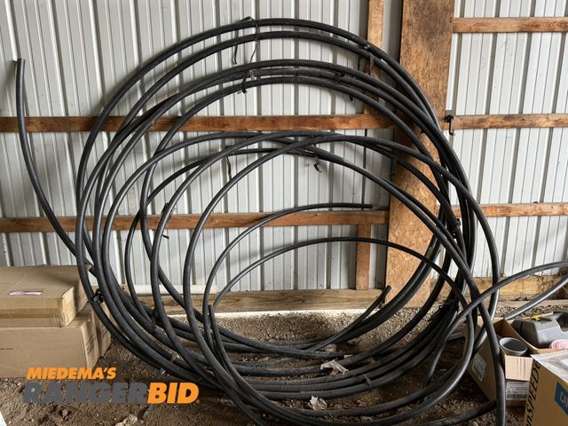 Lot 30-5747 - Assorted cuts of 1 1/4" Oil Creek Aqua Jet pipe PE-4710 ASTMD2239 (125 PSI) includes some 1" pieces.