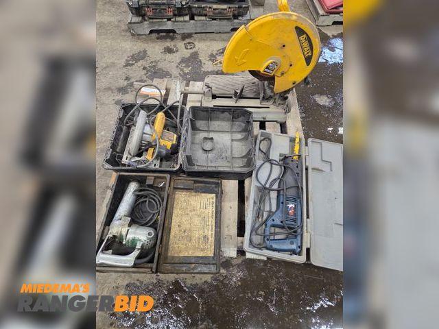 Lot 30-1289 - Pallet of Saws including: Dewalt chop, Dewalt skill,  reciprocating, and a hammer tool Electric Powe...
