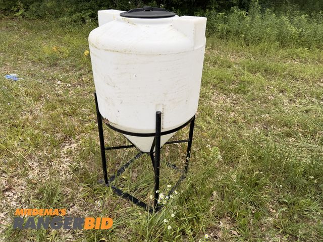 Lot 30-3105 - NSF 100 gallon poly tank with stand. Never used. Metal