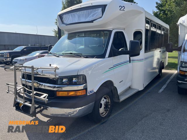 Lot 30-1112 - 2017 Chevrolet Express with a 6.0L V8 engine. 4500 Small Bus RWD