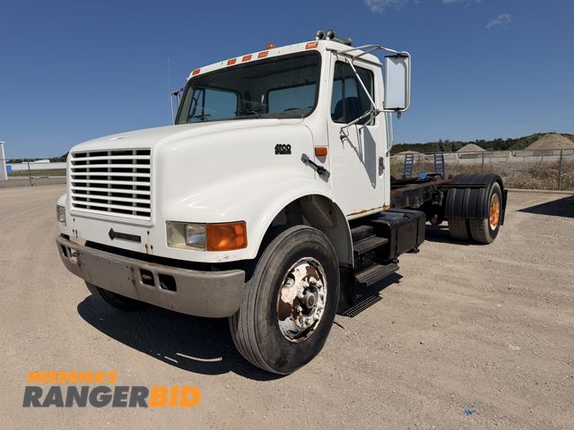 Lot 30-11415 - 1995 International 4900 4x2 Cab and Chasis