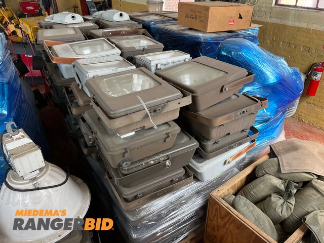 Lot 30-2199 - 7 pallets of parking lot lights 120 to 277 multitap
