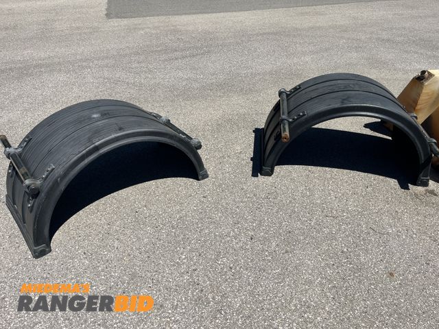 Lot 30-4356 - Lot of (2) Heavy Truck Fenders