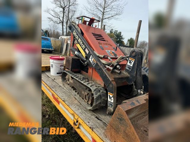 Lot 30-10058 - Ditch witch Sk300 2004 Ditch Witch, runs, gas motor