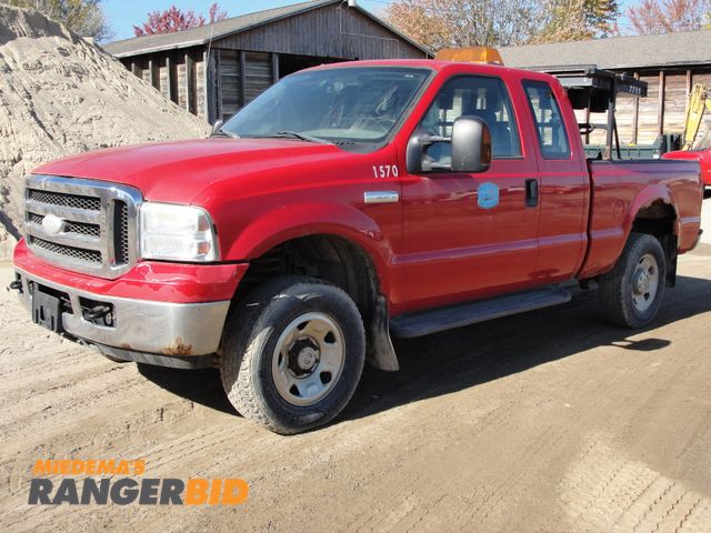 Lot 30-4851 - 2005 Ford F250 SuperDuty 4x4 Crew Cab Pickup Truck 4x4 RWD Arrowboard included, Needs battery.  Seller will jump start vehicle for transport at time...