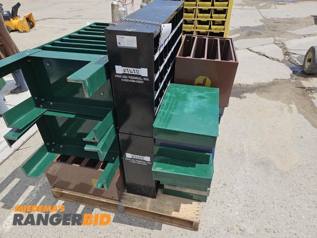 Lot 30-10562 - Pallet of Metal Bolt Bins