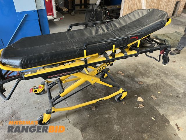 Lot 30-4769 - Stryker MX-Pro R3 Ambulance Cot 700 lb capacity