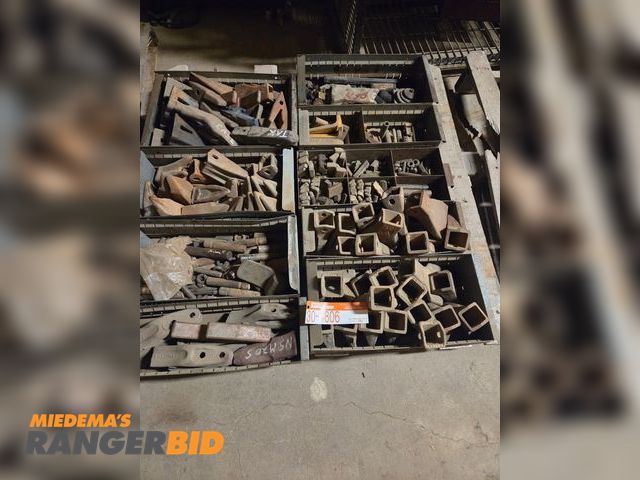 Lot 30-4806 - Pallet of miscellaneous teeth/shanks/keepers