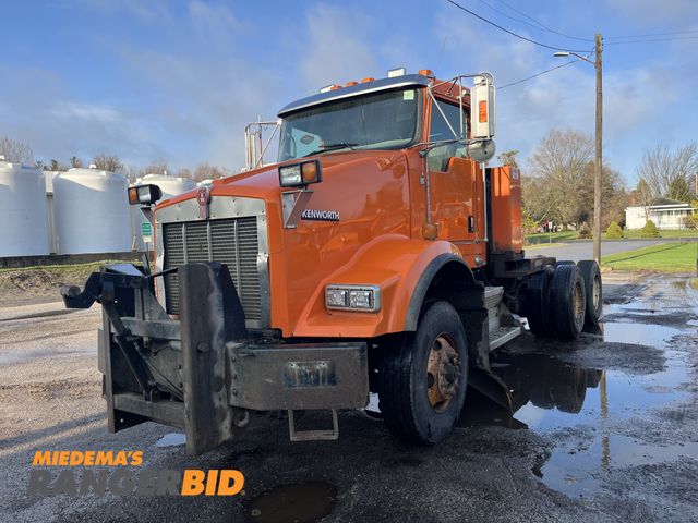 Lot 30-4843 - 2010 Kenworth T8 6X4 Cab and Chassis
