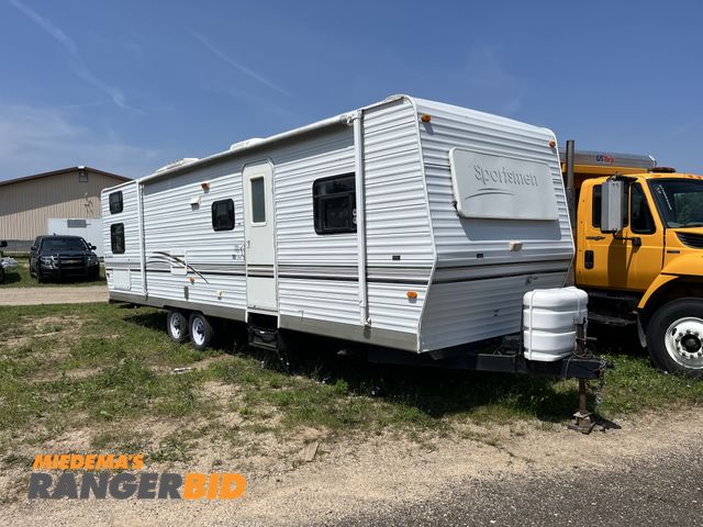 Lot 30-1156 - 2002 Venture Sportsman . Camper Travel Trailer