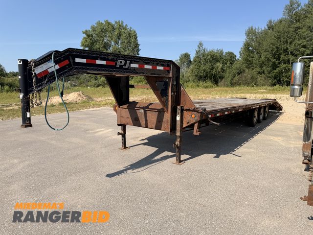 Lot 30-3463 - 2010 PJ Gooseneck Deckover Tri-Axle Equipment Trailer Flat Bed Trailer