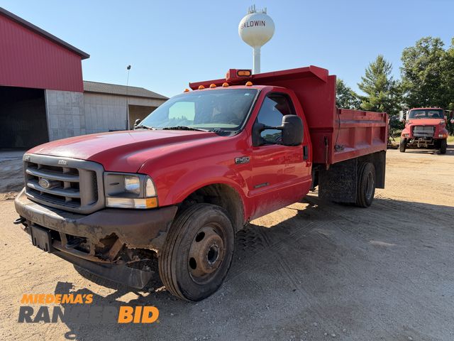 Lot 30-3483 - 2002 Ford F-450 Regular Cab Dump Bed Pickup Truck RWD