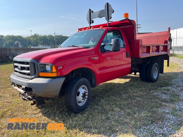 Lot 30-3626 - 2000 Ford F-350 Super Duty with a 5.4L V8 SOHC 16V engine. Lariat Regular Cab Dump Bed Pickup Truck 4x4