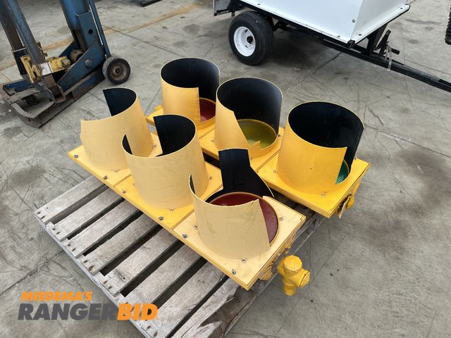 Lot 30-4135 - Lot of (2) Traffic Lights. Worked wihen taken out of service