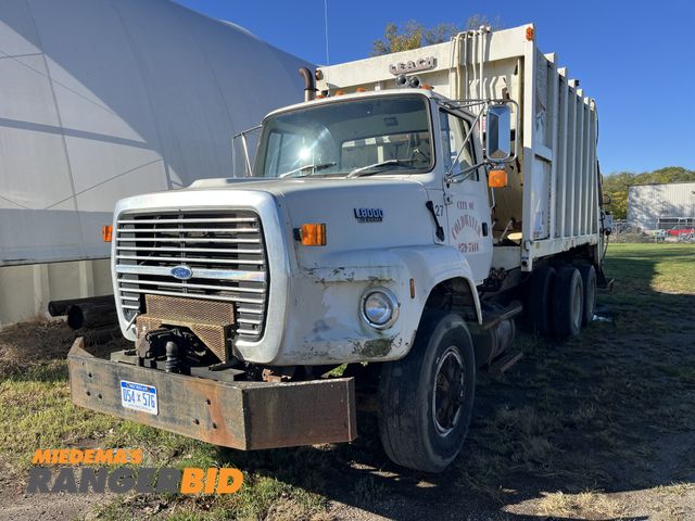 Lot 30-902 - 1994 Ford LTS800 Garbage Truck