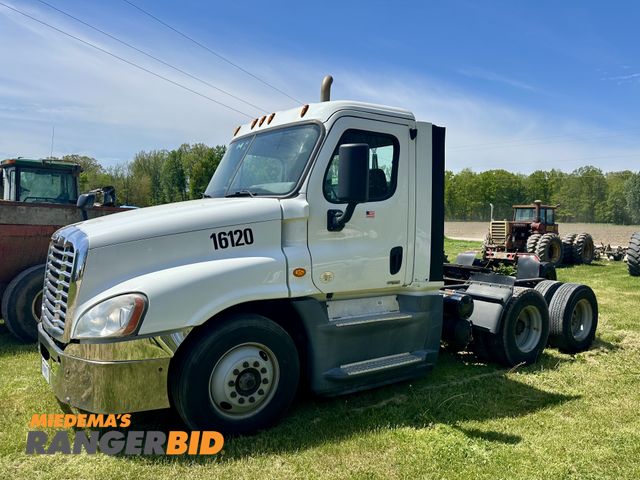 Lot 30-5002 - 2016 Freightliner Cascadia 125 Semi Truck