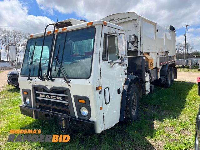 Lot 30-2123 - 2014 Mack LEU600 with a 10.8L L6 DIESEL engine. LABRIE 32yd refuse body Garbage Truck