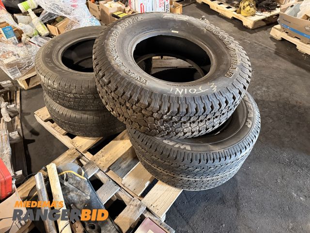 Lot 30-3863 - Lot of (5) tires, 4 appear to be matching.